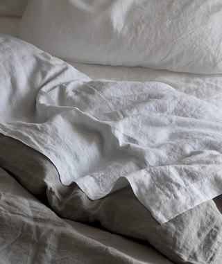Hemp vs. Linen: Unraveling the Debate for Superior Bedding
